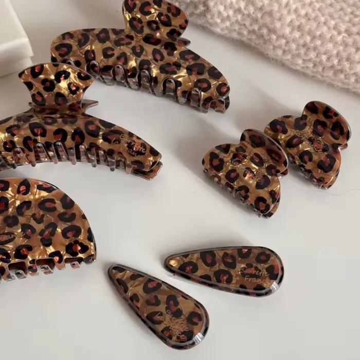 Vlasová spona z acetátu s leopardím vzorom