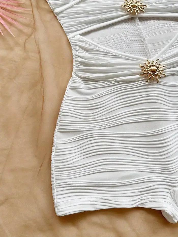 Combinaison moulante blanche d'été, sans bretelles avec accents métalliques soleil