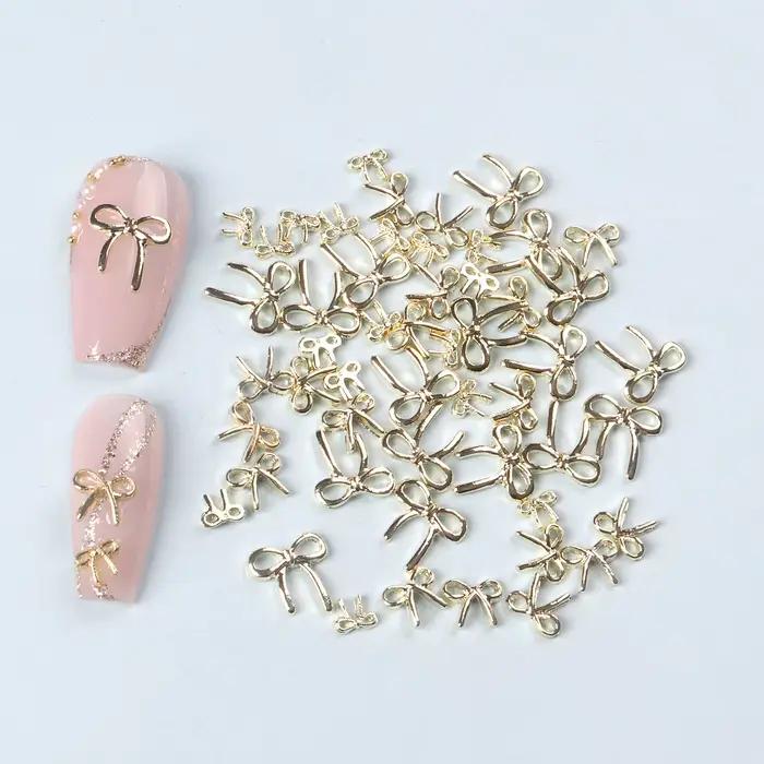 50 kusov mix viac veľkostí 3D zlaté motýlikové prívesky na nechty z kovovej zliatiny Nail Art manikúra šperky