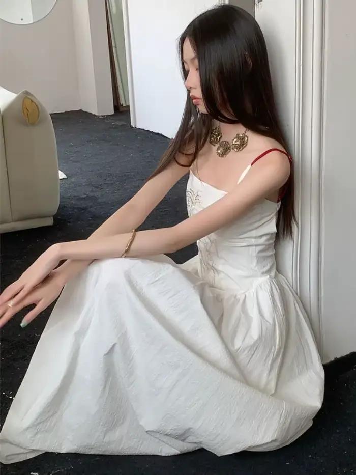 Elegantné vyšívané šaty pre ženy