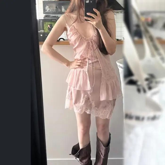 Ensemble de lingerie en dentelle douce et luxueuse doublée de satin pour femmes, mini-robe en maille transparente à volants, short en dentelle, vêtements de nuit romantiques