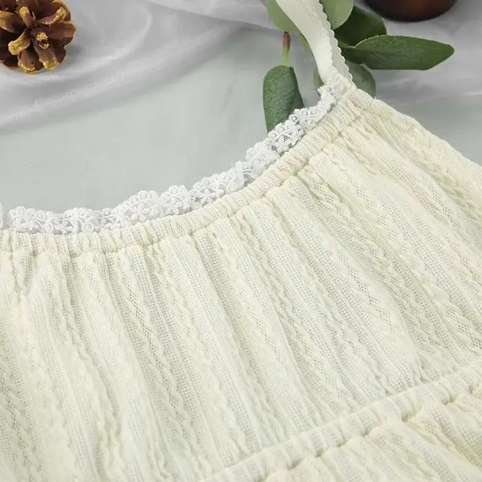 Ensemble de vêtements de nuit pour femmes, haut caraco sexy avec bords en dentelle, détails découpés et shorts, vêtements de détente pour femmes