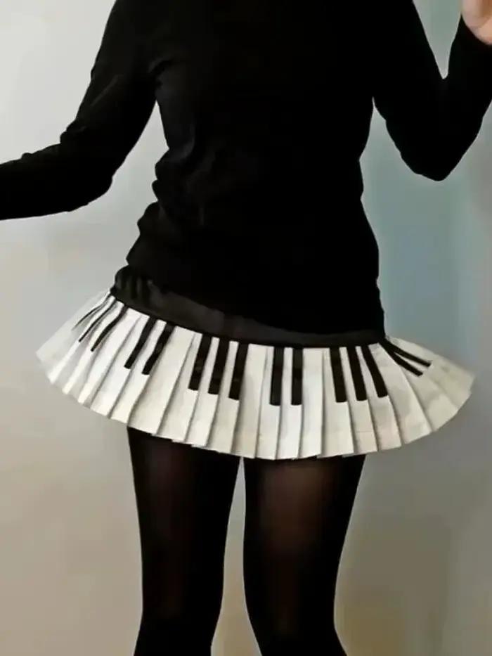 Dámska vintage skladaná sukňa piano čiernobiela