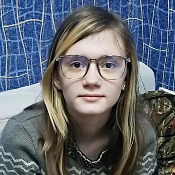 Priehľadné hranaté počítačové okuliare