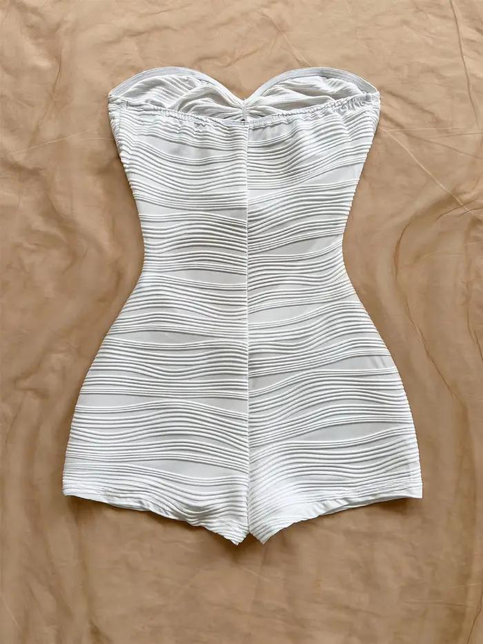 Combinaison moulante blanche d'été, sans bretelles avec accents métalliques soleil
