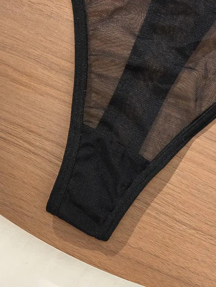 Body en dentelle noire avec broderie florale, culotte triangle taille haute, design à bretelles, découpe galbée pour mettre en valeur les courbes féminines occassions spéciales femmes elegance sophistiquée