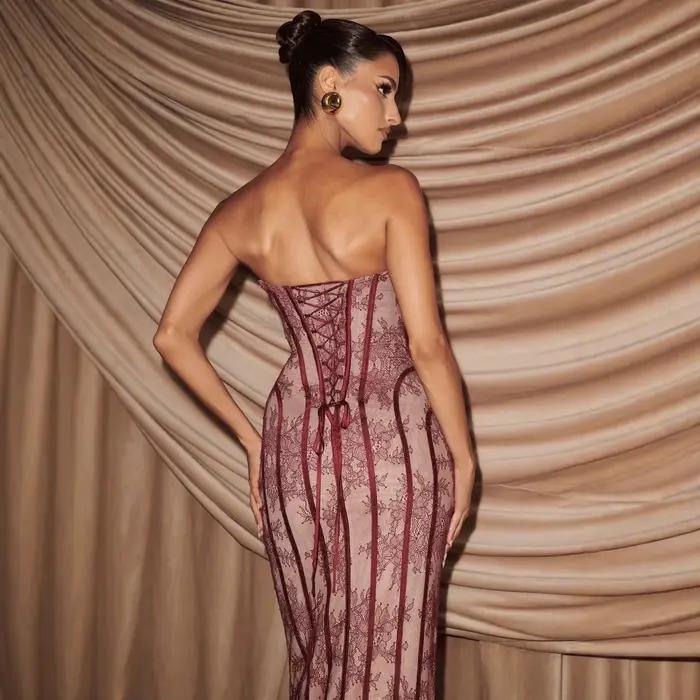 Robe longue moulante en dentelle 2026 avec corset, motif côtelé vertical complexe, coupe ajustée pour soirée et fête pour femme