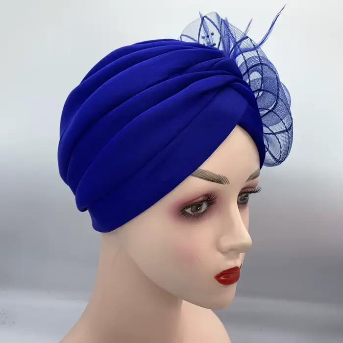 Dámske turbany s pierkovými kvetmi