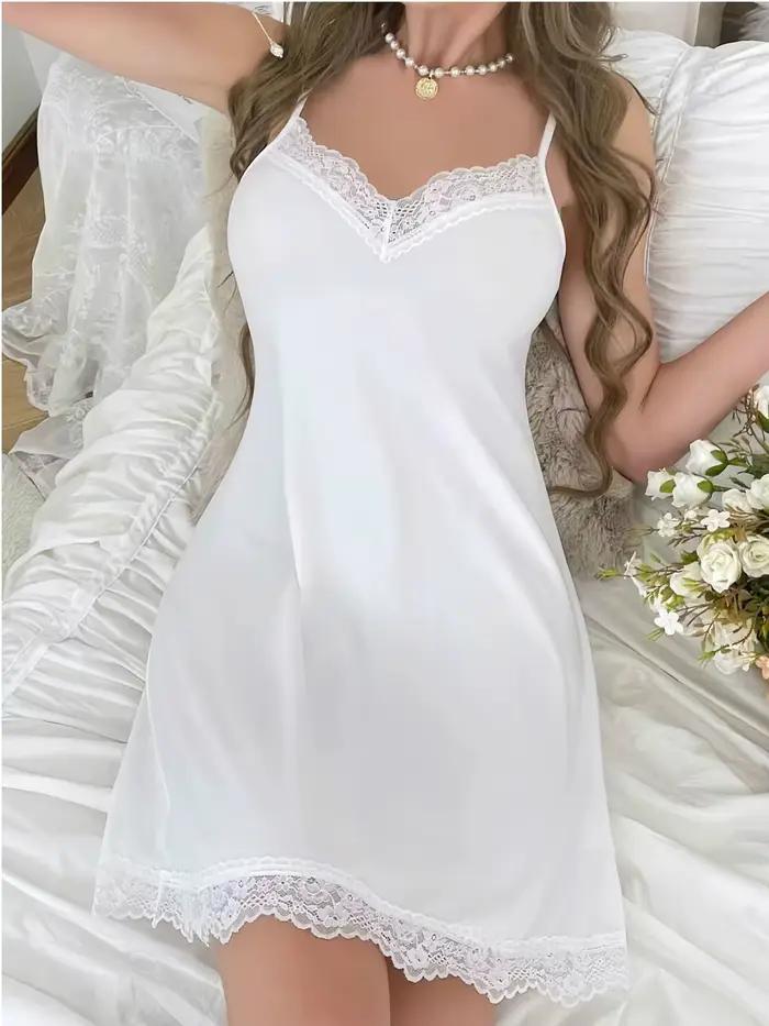 Dámske pyžamo - módna, elegantná a sexi košeľa s čipkovanými ozdobami. Jednofarebné šaty.