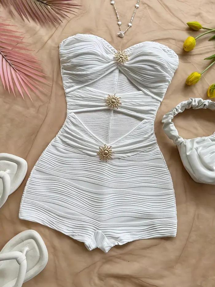 Combinaison moulante blanche d'été, sans bretelles avec accents métalliques soleil