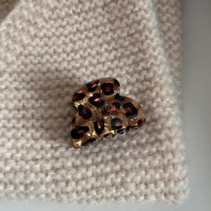 Vlasová spona z acetátu s leopardím vzorom