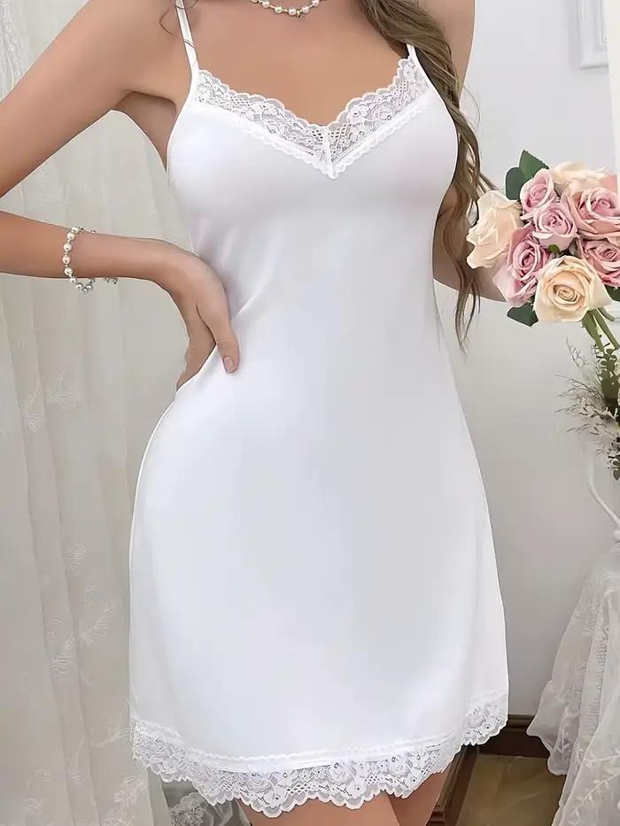 Dámske pyžamo - módna, elegantná a sexi košeľa s čipkovanými ozdobami. Jednofarebné šaty.