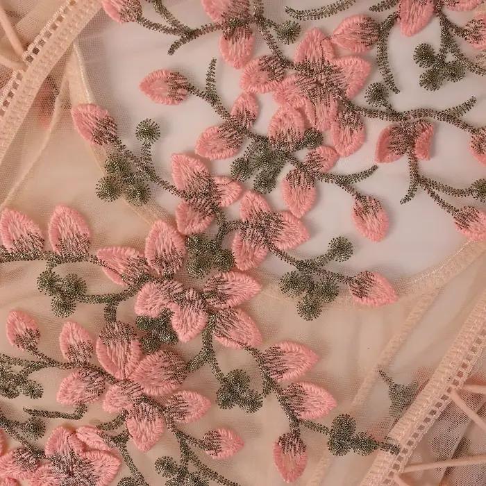 Lingerie féminine élégante en polyester et élasthanne avec broderie florale pour femmes occasions spéciales