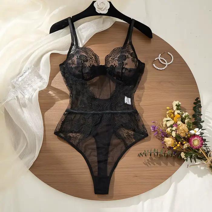 Body en dentelle noire avec broderie florale, culotte triangle taille haute, design à bretelles, découpe galbée pour mettre en valeur les courbes féminines occassions spéciales femmes elegance sophistiquée