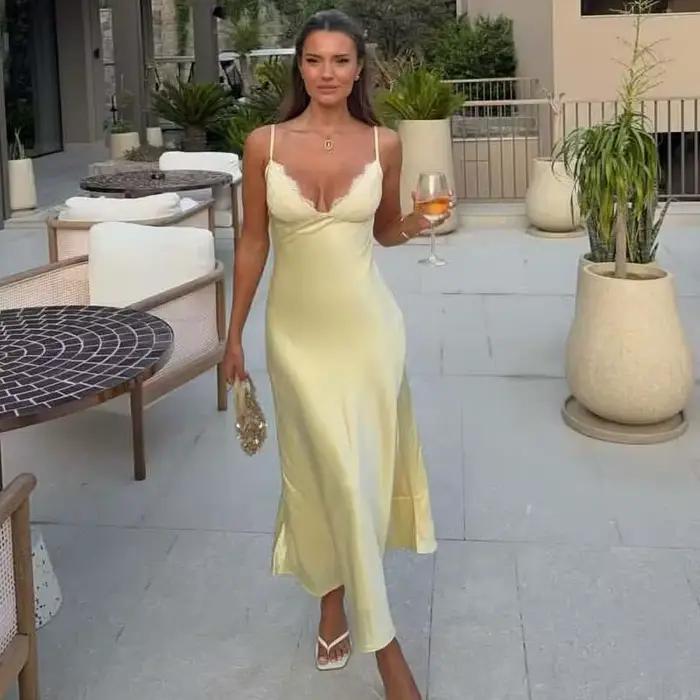 YENKYE Saténová žltá riasená Sexy elegantné šaty pre ženy s tenkými ramienkami A-línia Midi večerné