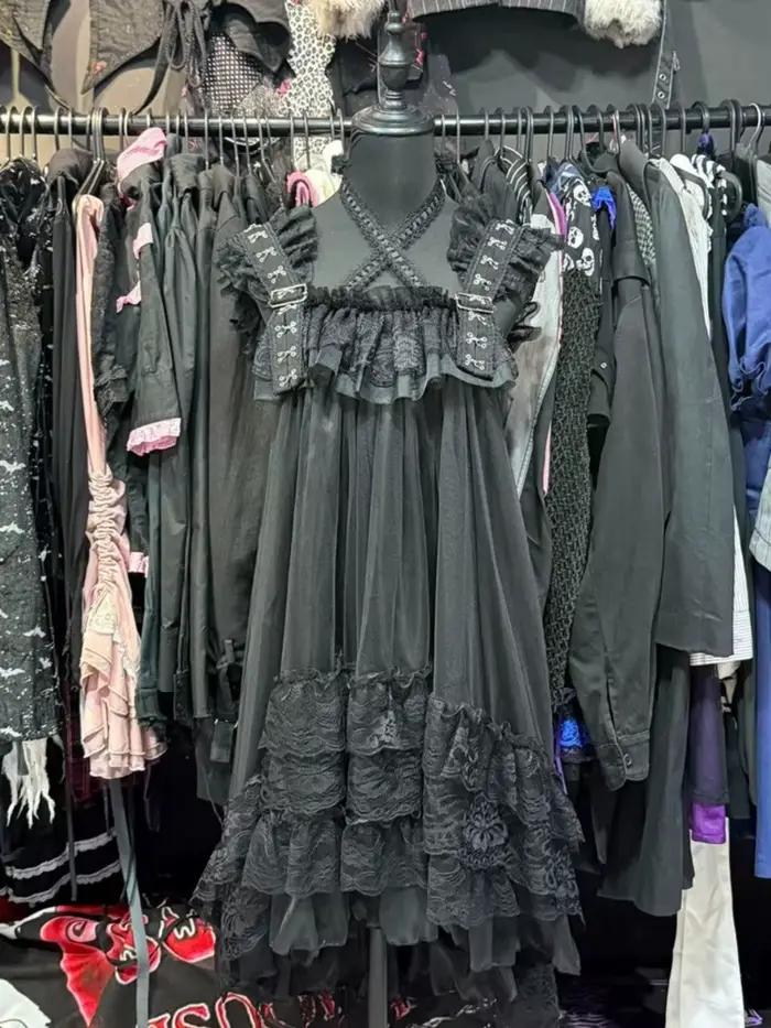 Čierne gotické lolita vintage mini šaty s čipkou a volánmi