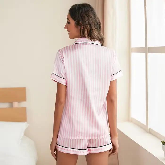 Pyjama féminin en satin soyeux rose élégant pour femmes occasions spéciales détente