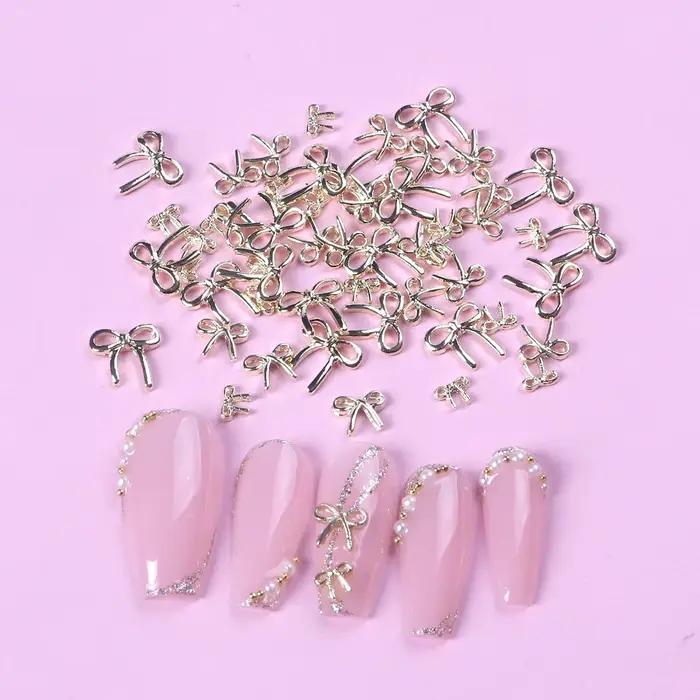 50 kusov mix viac veľkostí 3D zlaté motýlikové prívesky na nechty z kovovej zliatiny Nail Art manikúra šperky