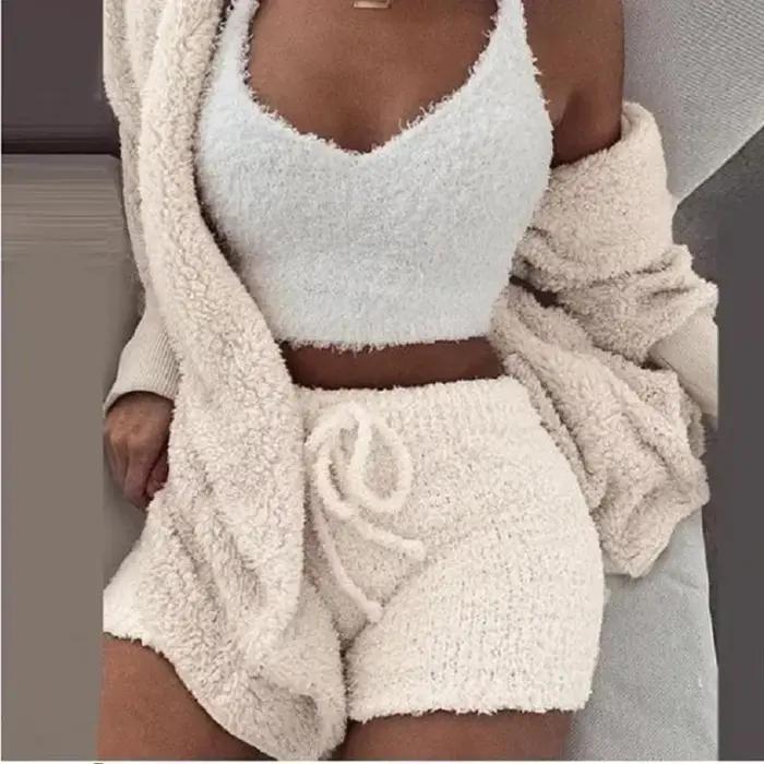 Nový zamatový pyžamový set pre ženy 2026 – Krátky sexy top + šortky + bunda – 3 kusy – Pohodlný a jemný domáci outfit – Pyžamo S-3XL