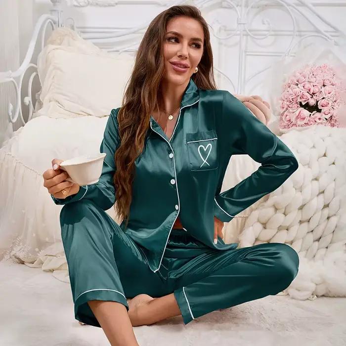 Pyjama féminin automnal doux en polyester et élasthanne avec broderie cœur et manches longues pour nuits et soirées détente