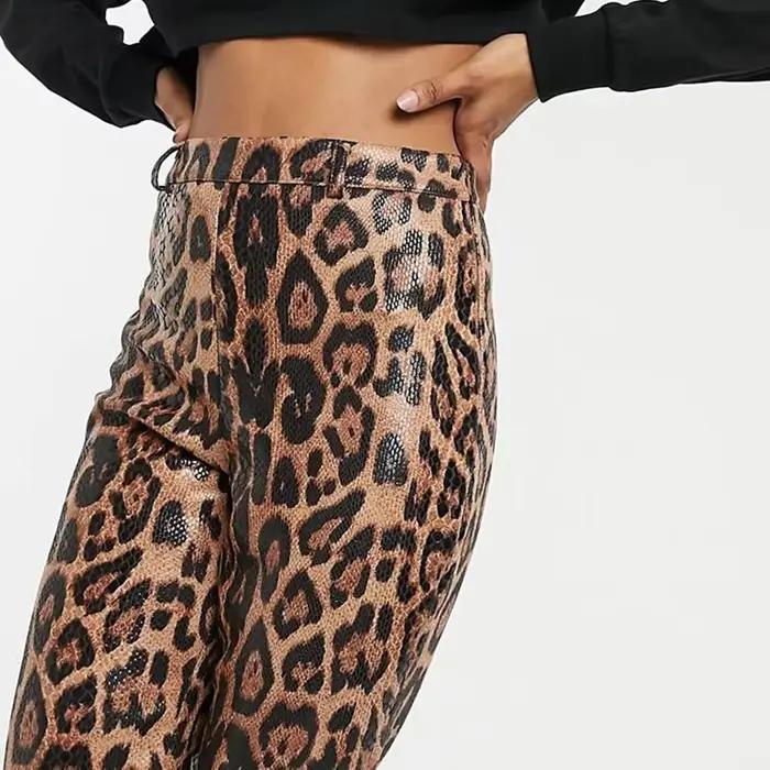 Dámske legíny z PU koženky s leopardím vzorom