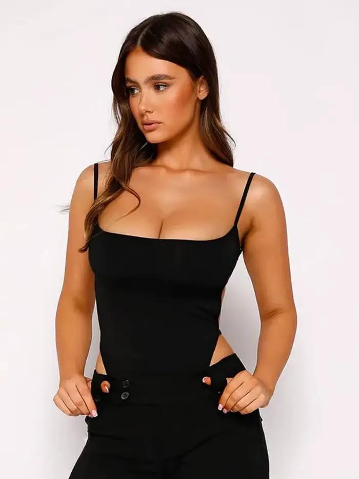 Sexy čierne body so skríženým chrbtom a vysokými výrezmi