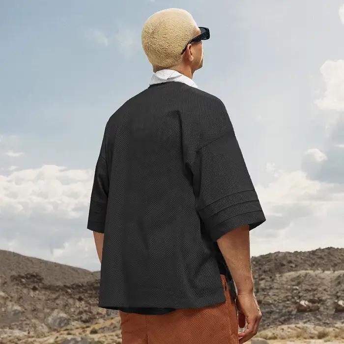 Pánske bežecké tričko oversize so spadnutými ramenami a výstrihom do V