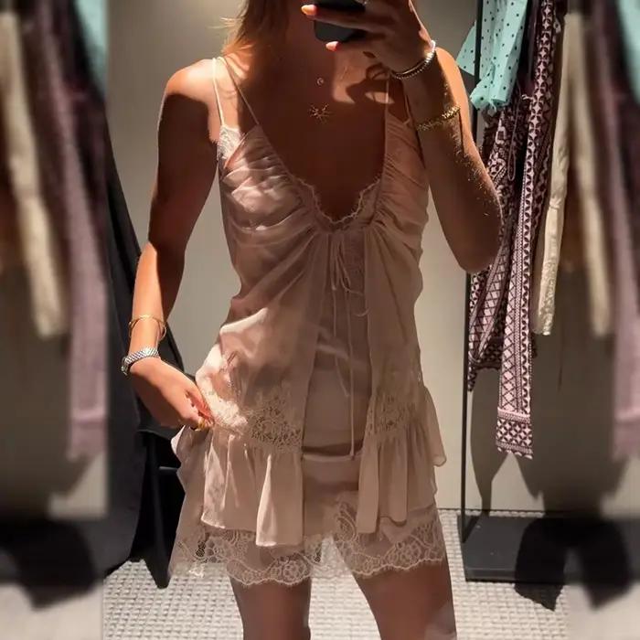 Ensemble de lingerie en dentelle douce et luxueuse doublée de satin pour femmes, mini-robe en maille transparente à volants, short en dentelle, vêtements de nuit romantiques