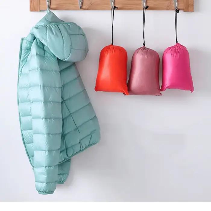 Manteau léger en nylon pour femmes avec capuche et duvet de canard blanc pour l'automne et l'hiver style bureau élégant à offrir