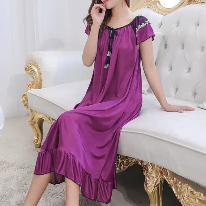 Chemise de nuit en polyester douce avec décoration en dentelle pour femmes, idéale pour les nuits d'été et les occasions spéciales