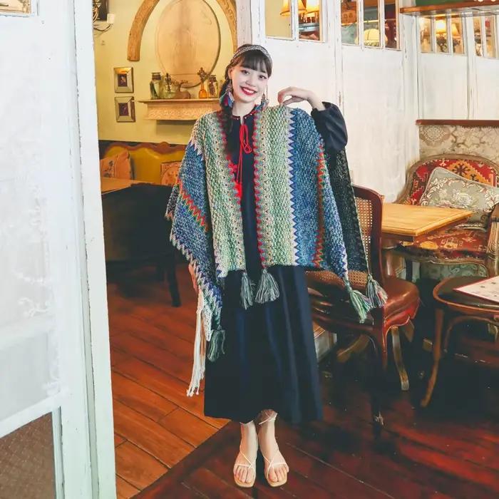 Dámske vintage boho pončo Everaks s kvetinovým vzorom a strapcami