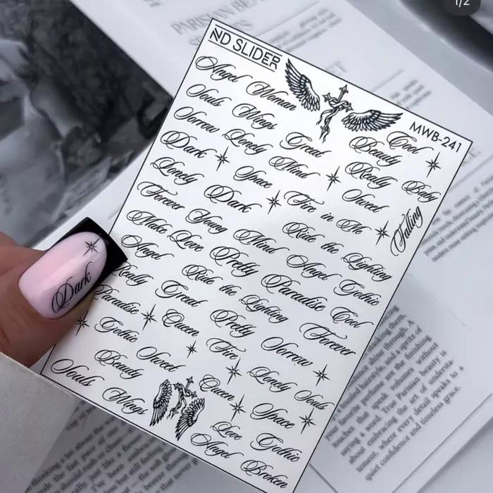 Nálepky na nechty s čiernymi a bielymi písmenami