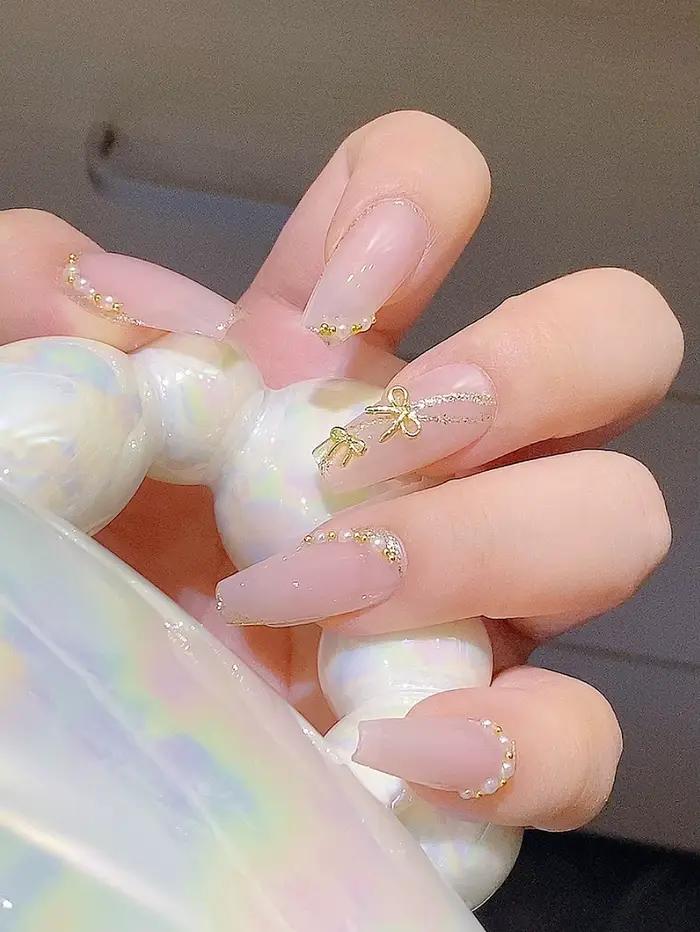50 kusov mix viac veľkostí 3D zlaté motýlikové prívesky na nechty z kovovej zliatiny Nail Art manikúra šperky