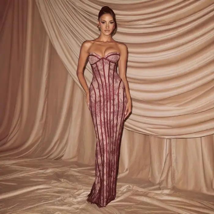 Robe longue moulante en dentelle 2026 avec corset, motif côtelé vertical complexe, coupe ajustée pour soirée et fête pour femme