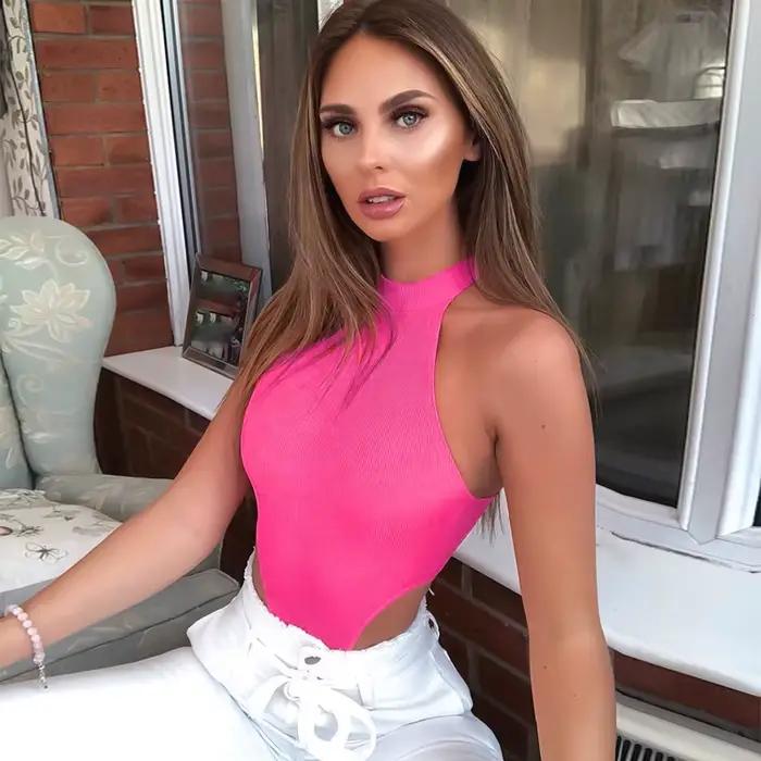 Sexy body s vysokým golierom a vysokým rozparkom