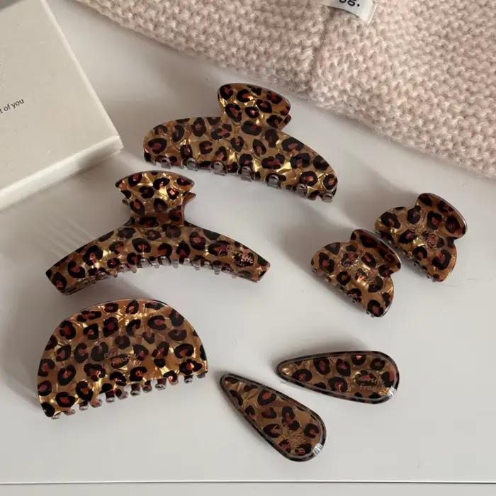Vlasová spona z acetátu s leopardím vzorom