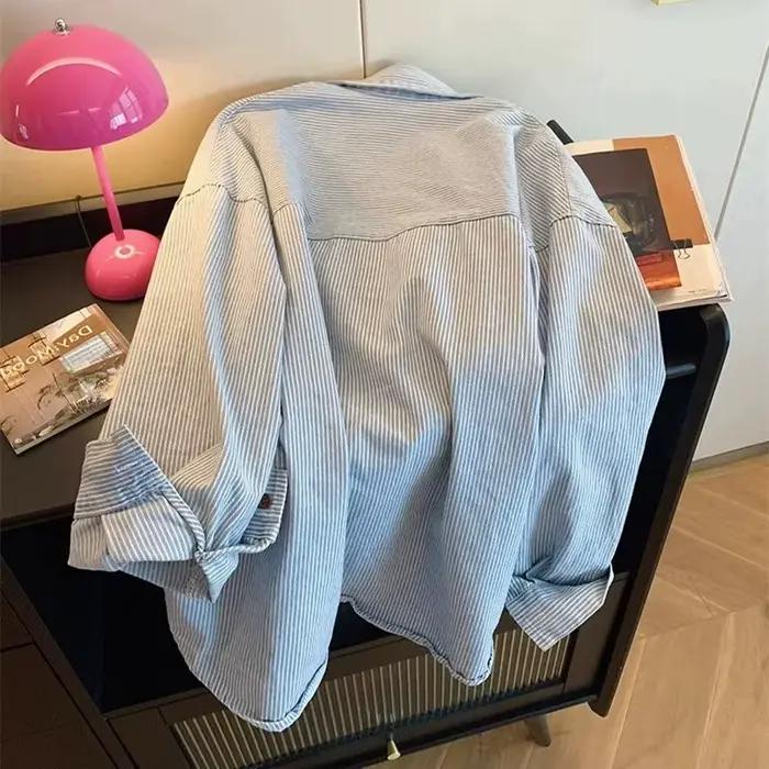 Vintage džínsová pásikavá oversized košeľa Belles blúzky pre ženy v akcii