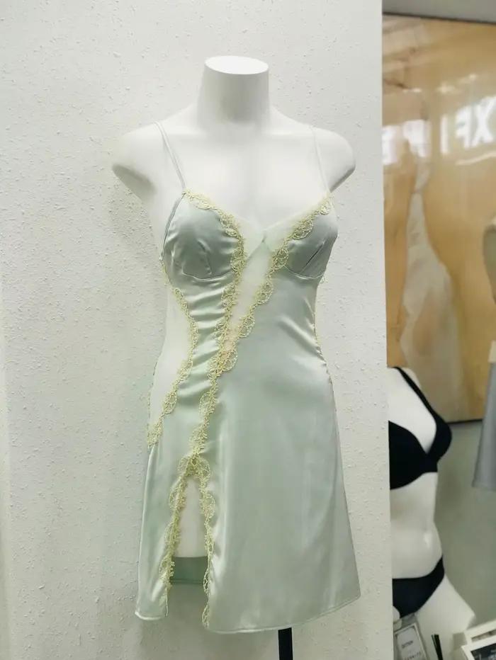 Jemná čipkovaná nočná košeľa s vankúšikmi na prsia