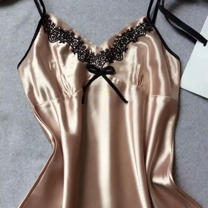Robe de nuit en soie élégante et sexy avec détails en dentelle pour femmes, idéale pour les occasions spéciales et le confort nocturne
