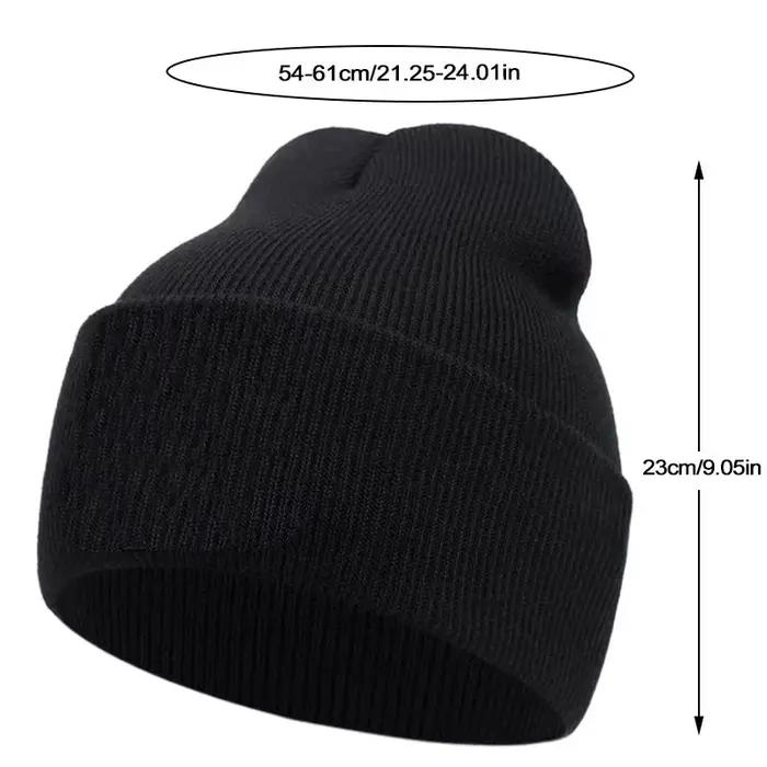Pletená čiapka s vyšívaným nahnevaným výrazom