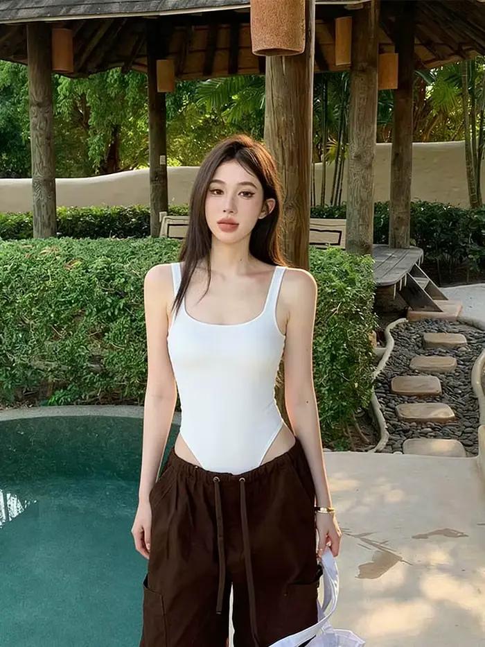 Body côtelé sexy à col en U, décolleté bas, taille haute et coupe ajustée. Bretelles au dos et fermeture à boutons-pression. Look parfait pour l'été des filles branchées!