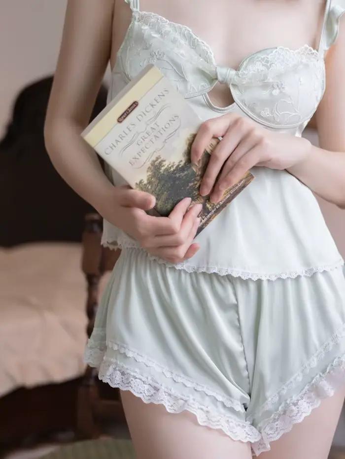 Pyjama français en soie pour femmes, hauts de nuit à bretelles avec short, ensemble de sous-vêtements, Lingerie Sexy, vêtements de nuit, col en v, vêtements de détente en dentelle