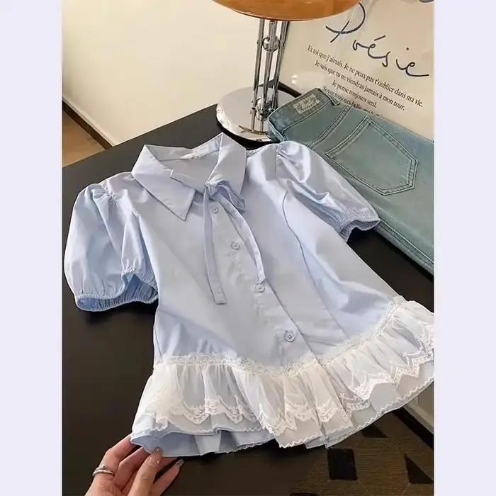 Chemise pour femme en bleu clair avec col à nœud papillon et ourlet en dentelle