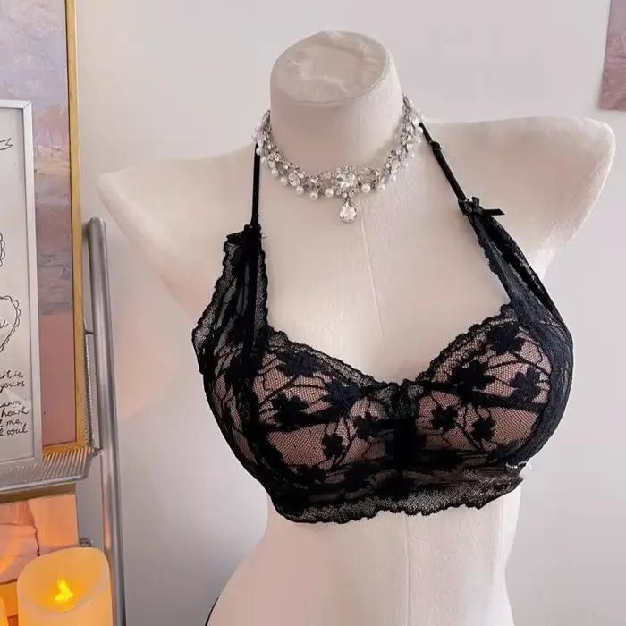 Lingerie dévoilant le cou et les épaules, avec un haut en dentelle froncé et sexy qui soutient le so
