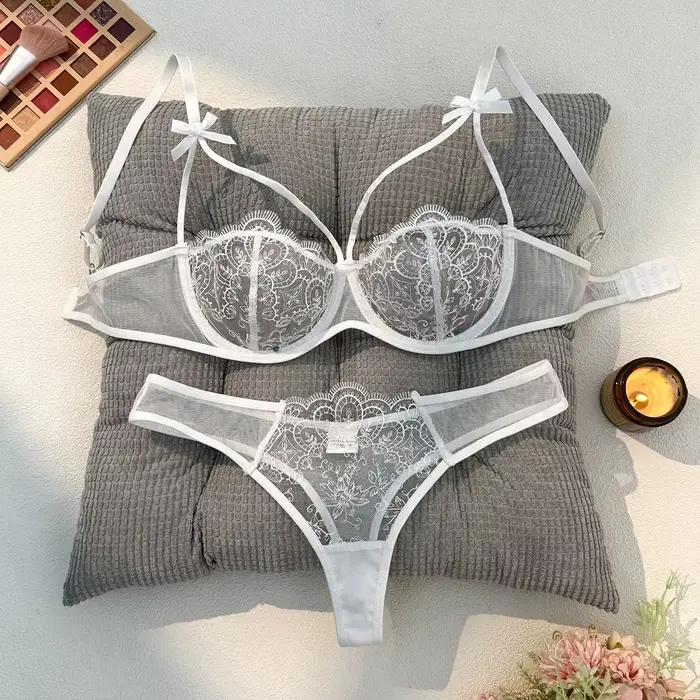 Ensemble de lingerie sexy blanche, une expérience de la vie intime quotidienne qui est pure et exalu