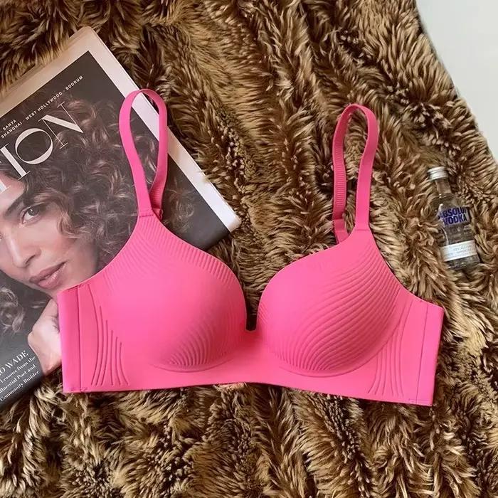Sous-vêtements sans marquage pour femmes, avec gros seins montrant des petits seins froncés, soutien