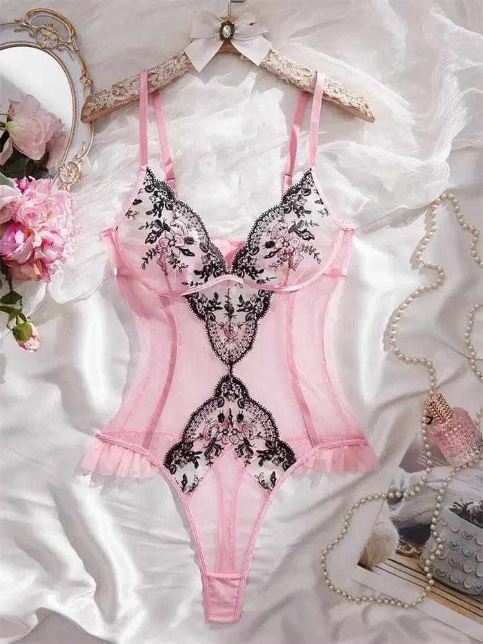 Lingerie féminine, combinaison amincissante en maille rose, combinaison brodée de fleurs délicates,
