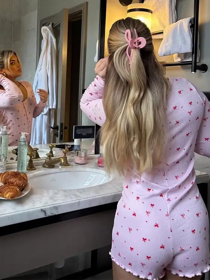 Dámsky overal s krátkym rukávom a okrúhlym výstrihom
