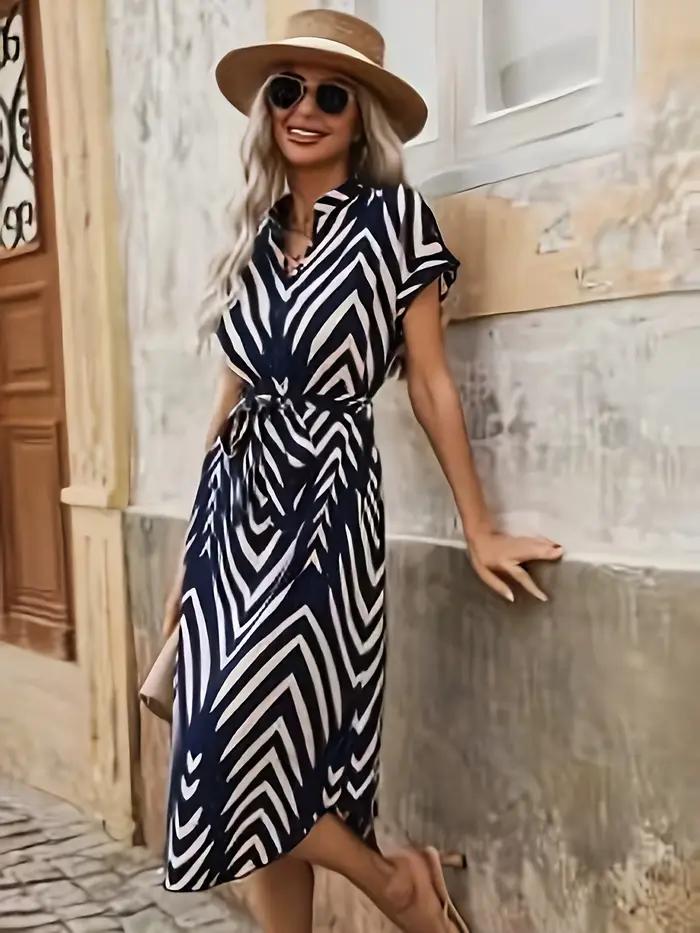 Elegantné šaty s krátkymi rukávmi a výstrihom do V pre ženy