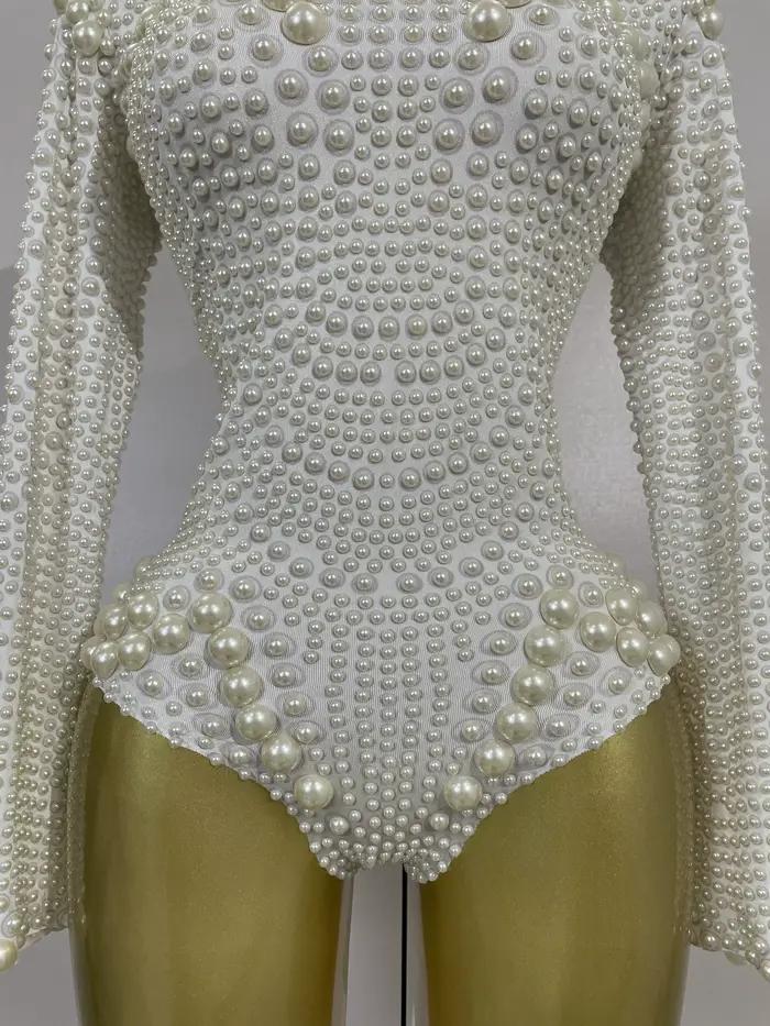 Combinaison extensible blanche à manches longues entièrement perlée pour femme, idéale pour les soirées d'anniversaire, les fêtes, les performances DJ et les tenues de scène en boîte de nuit.